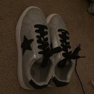 Two pairs size size 3 is for a girl